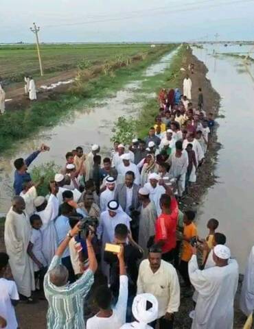 سفير دولة قطر يصل للمناطق التي عزلتها السيول بالمناقل